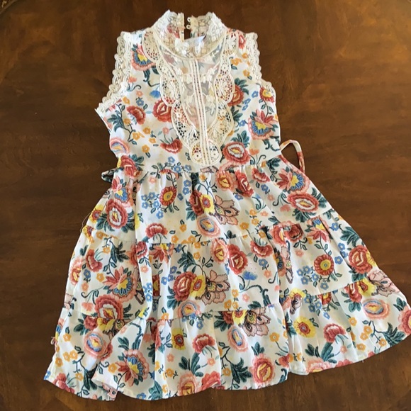 Adorable Sleeveless floral dresses - Picture 2 of 3